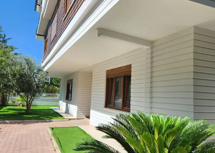 Lara Breeze Homes 公寓