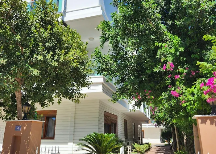 Lara Breeze Homes 公寓 *