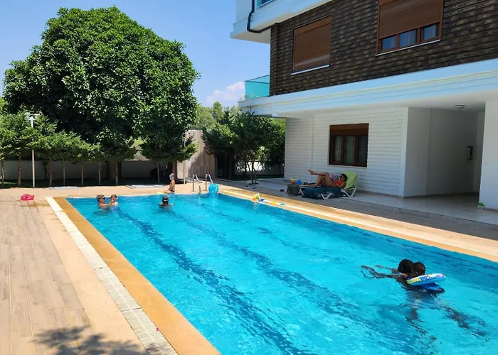 Lara Breeze Homes 公寓