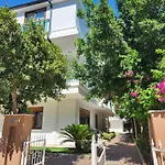 Lara Breeze Homes 아파트 *