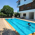 Lara Breeze Homes 아파트