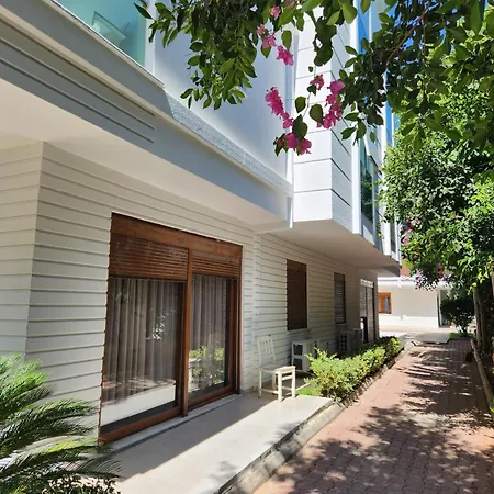 Lara Breeze Homes Apartment *