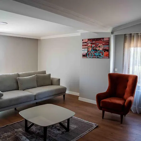 Lara Breeze Homes דירה