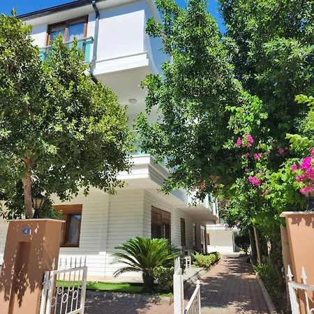 Lara Breeze Homes Apartment *